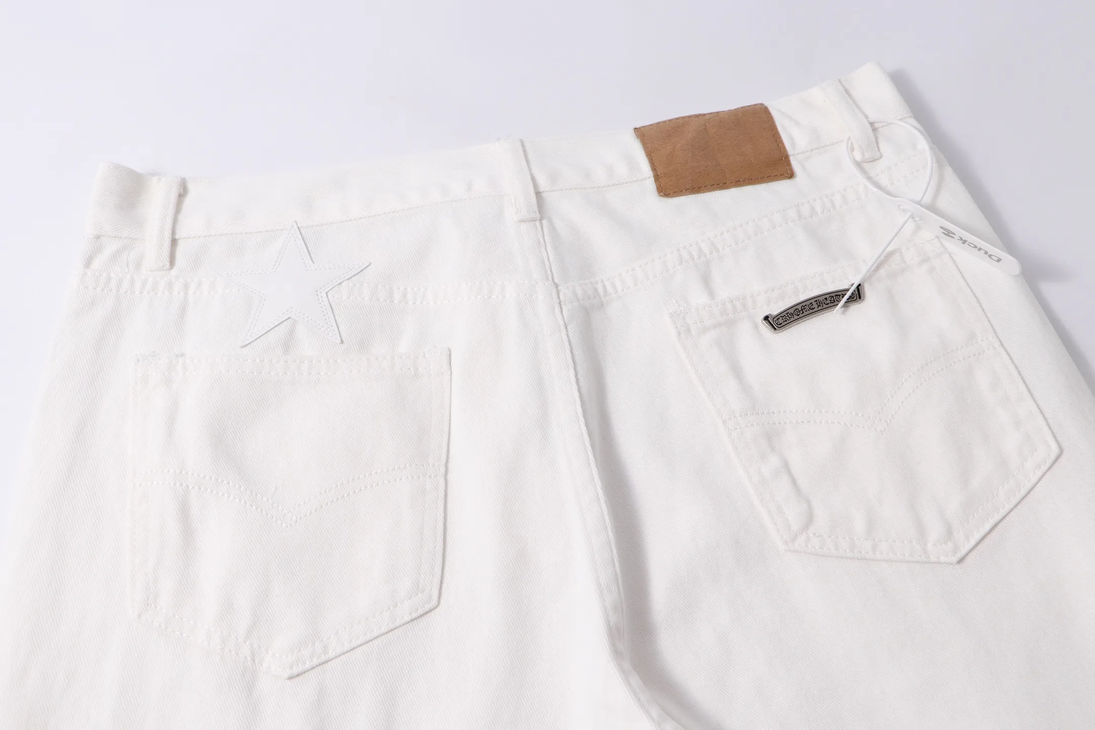 P290 Style No.: H919 Chrome Hearts & Chrome Hearts White Pants Pentagram ⭐️ Jeans for men and women (original). Styles with different washes and textures, very friendly to people with thin legs and thick legs. The slightly flared version is very flattering to the leg shape. Moderate length that never goes out of style, easy to match with casual, basic styling for various styles, a must-have in the wardrobe! The fabric is stiff but also makes the upper body soft without losing texture. The washing process is even more perfect. It is a must-have item for everyone! ! ! Washed wheat, tag, pants label, three labels complete Color: white Size: 28-30-32-34
